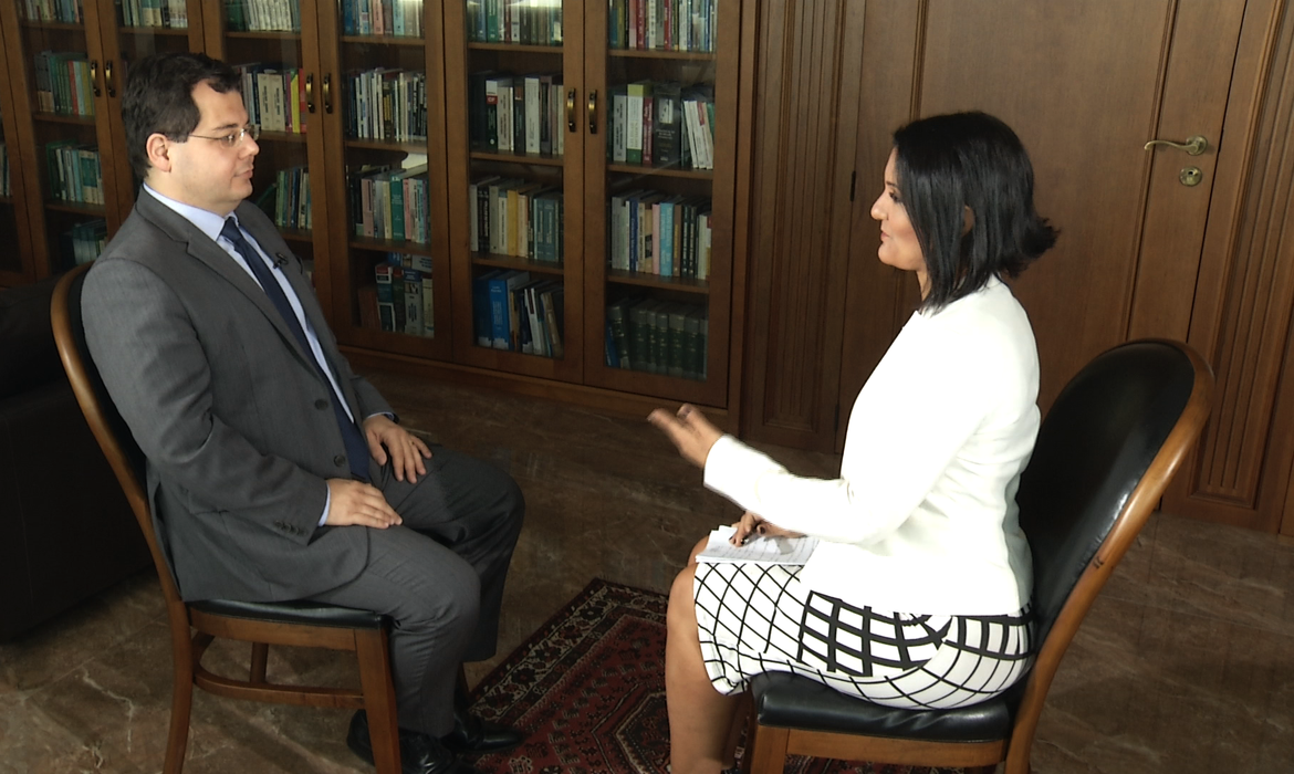 A jornalista Roseann Kennedy entrevista Francisco Zavascki, filho do ministro Teori Zavascki - Divulgação/TV Brasil