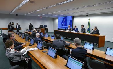 A Comissão Mista de Orçamento (CMO) aprova relatório preliminar do Projeto da Lei das Diretrizes Orçamentárias de 2019.