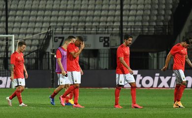 Jogadores do Benfica deixam campo após derrota para PAOK nas eliminatórias da Liga dos Campeões