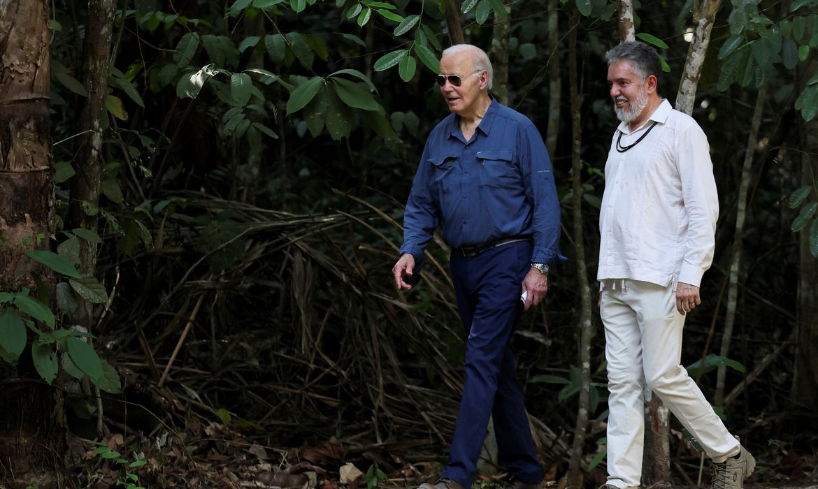U.S. President Joe Biden walks with Henrique Pereira, Director of the National Institute for Research in the Amazon, as he tours the Museu da Amazonia in Manaus, Brazil, November 17, 2024. Reuters/Leah Millis/Proibida reprodução