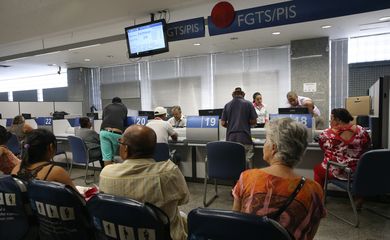 Brasília - A Caixa Econômica Federal inicia o pagamento das cotas do PIS para pessoas com idade superior a 70 anos (José Cruz/Agência Brasil)