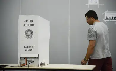 Eleitores do Rio de Janeiro votam para presidente no segundo turno no maior colégio eleitoral da capital, Expo Mag, na Cidade Nova, região central da cidade