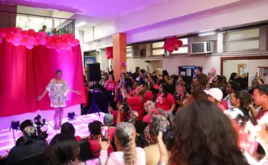 Rio de Janeiro (RJ), 23/10/2025 – Pacientes participam de desfile durante celebração do Outubro Rosa no Hospital do Câncer III, na zona norte do Rio de Janeiro. Foto: Tomaz Silva/Agência Brasil