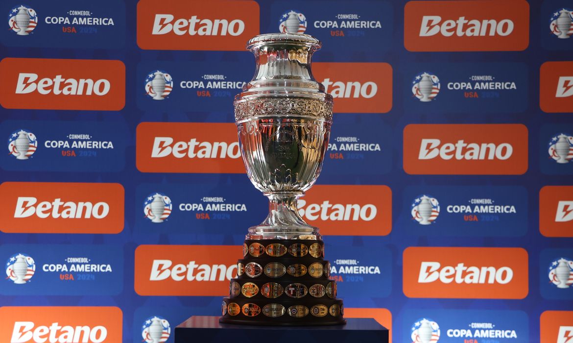 São Paulo (SP), 06/06/2024 - Exposição da Taça CONMBOL Copa América 2024 no Morumbi Shopping. Foto: Rovena Rosa/Agência Brasil