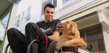 Paratleta de rugby Lucas Junqueira fala sobre a importância do auxílio da sua cadela Paçoca no dia a dia