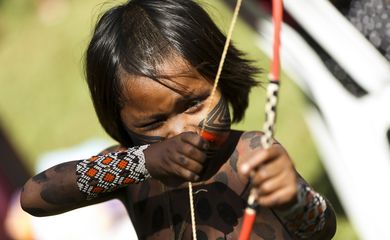 Brasília - Criança indígena no Acampamento Terra Livre
