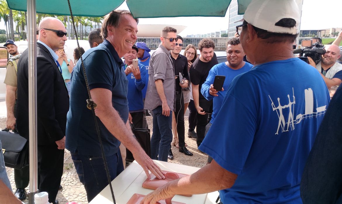 Em passeio na tarde de sábado, presidente Jair Bolsonaro para na Esplanada dos Ministérios para comprar um picolé