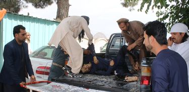 Ferido é levado ao hospital após atentado em Khost, Afeganistão