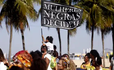 Rio de Janeiro (RJ), 28/07/2024 - 10ª Marcha das Mulheres Negras do RJ.  Mulheres negras marcham contra o racismo e pelo bem viver, na praia de  Copacabana, zona sul da cidade. Foto: Tânia Rêgo/Agência Brasil