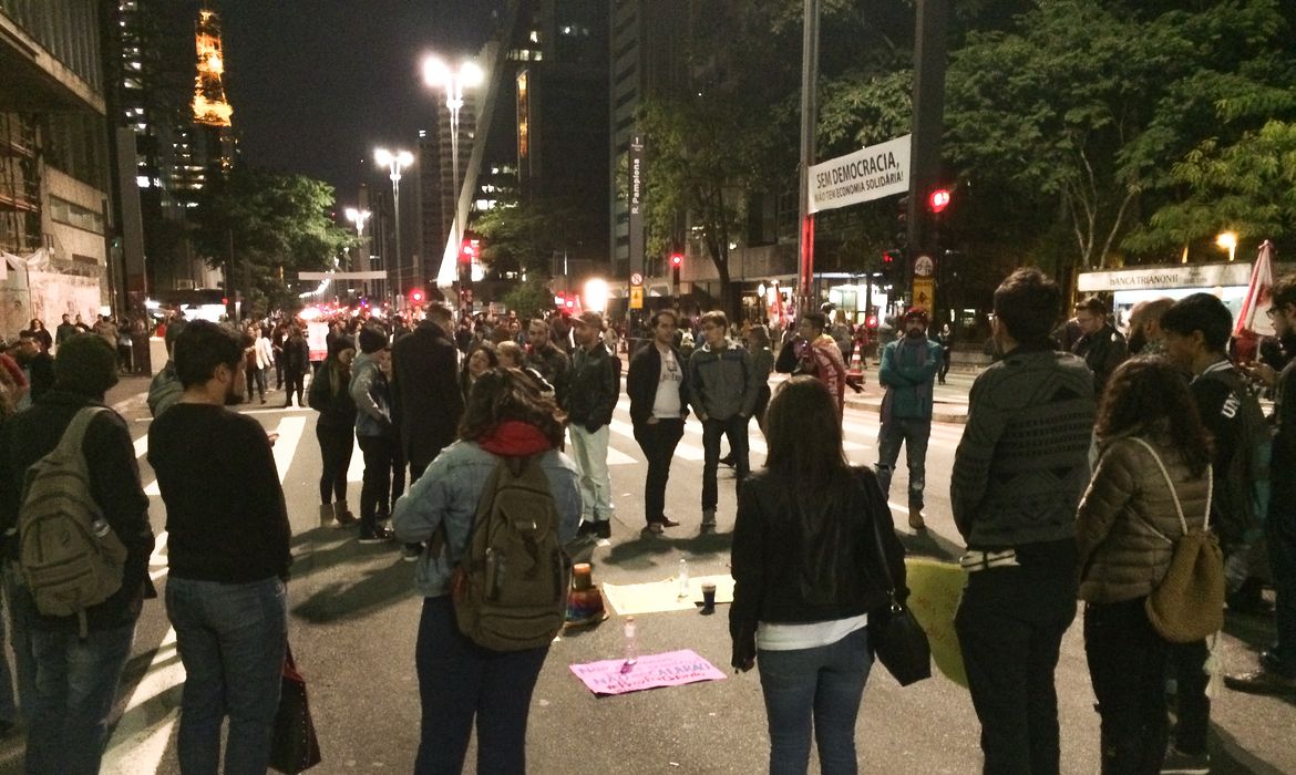 São Paulo - Diversas pessoas fazem uma vigília na Avenida Paulista em homenagem aos mortos no massacre da boate Pulse, em Orlando, nos Estados Unidos (Elaine Patricia Cruz/Agência Brasil)