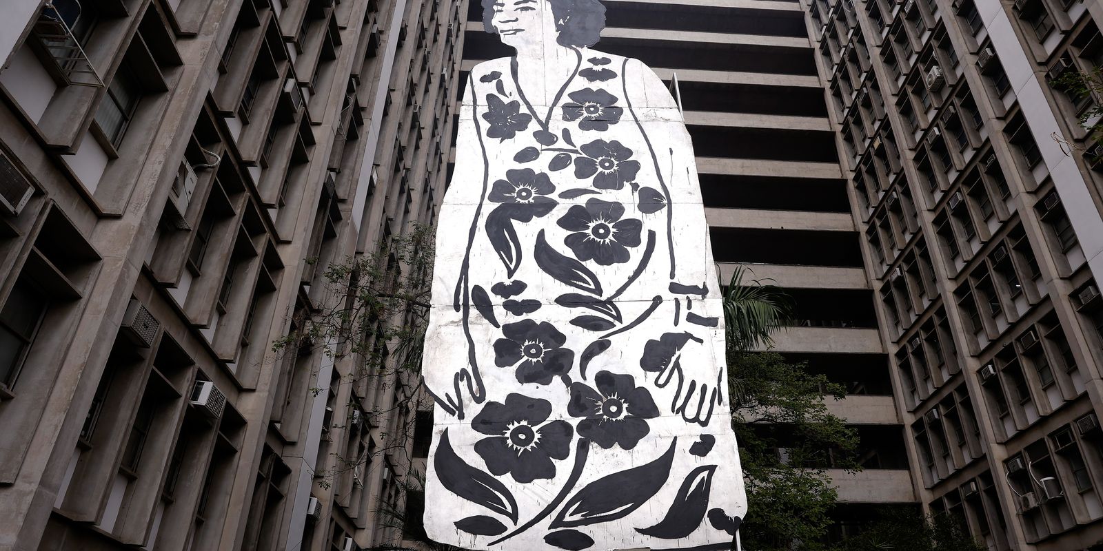 Escultura de Marielle Franco com 11 metros de altura é exposta no Rio Escultura de Marielle Franco com 11 metros de altura é exposta no Rio