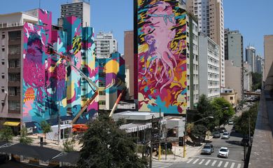 O mural de 10 mil m², intitulado “Aquário Urbano”, que está sendo realizado pelo artista Felipe Yung, o Flip, em parceria com o produtor cultural Kleber Pagú, no centro de São Paulo, será o maior grafite do mundo.