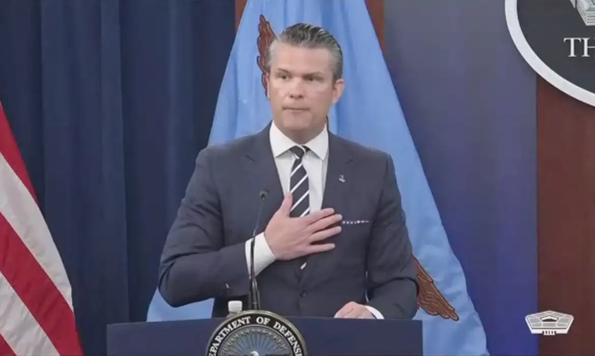 U.S. Secretary of Defense Pete Hegseth reacts while taking questions from the media during a briefing at the Pentagon, after the U.S. struck Iranian nuclear facilities, during the Israel-Iran conflict, in Arlington, Virginia, U.S., June 22, 2025 in this still image taken from handout video. Reuters/U.S. Department of Defense/Proibida reprodução
