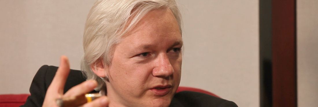 Julian Assange realiza entrevistas na série O Mundo Amanhã