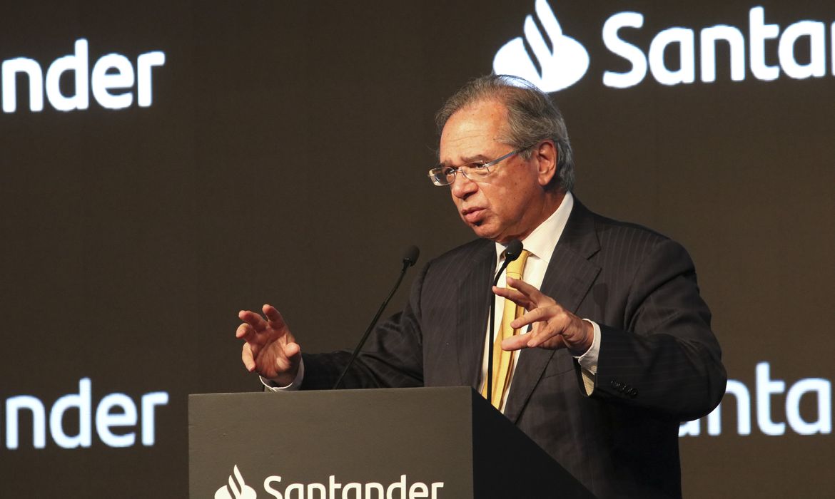  O ministro da Economia, Paulo Guedes, realiza palestra na 20ª Conferência Anual Santander, no Teatro Santander.