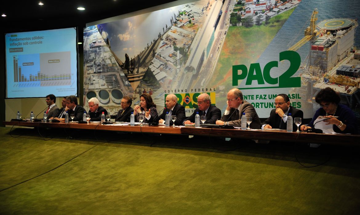 Brasília - Ministros da área econômica do governo anunciam os resultados do balanço de três anos do Programa de Aceleração do Crescimento (PAC 2) (Marcelo Camargo/Agência Brasil)