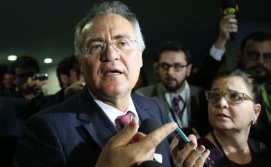 Brasília - Presidente do Senado, Renan Calheiros, fala com a imprensa na chegada ao Congresso  (Fabio Rodrigues Pozzebom/Agência Brasil)