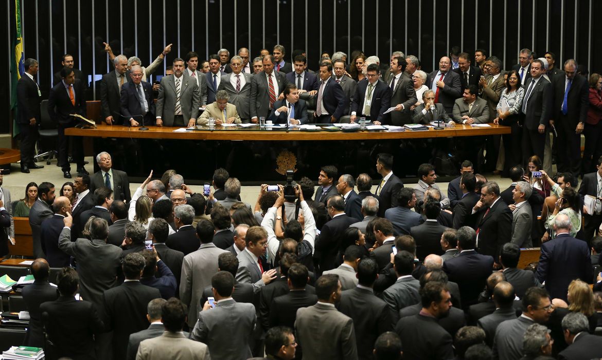 Brasília - Plenário da Câmara discute e vota novo requerimento de urgência para reforma trabalhista (Fabio Rodrigues Pozzebom/Agência Brasil)