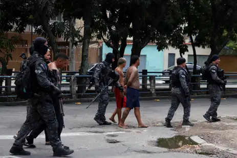 REUTERS/Aline Massuca/Proibida reprodução Members of the military police special unit detain suspected drug dealers during a police operation against drug trafficking at the favela do Penha, in Rio de Janeiro, Brazil October 28, 2025. REUTERS/Aline Massuca