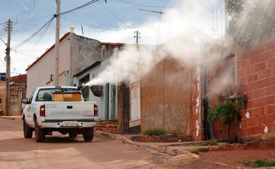 Fumacê - Carro pulveriza inseticida. Produto é eficaz contra o mosquito que transmite dengue, zika, chikungunya e febre amarela. Foto: Pedro Ventura/Agencia Brasilia