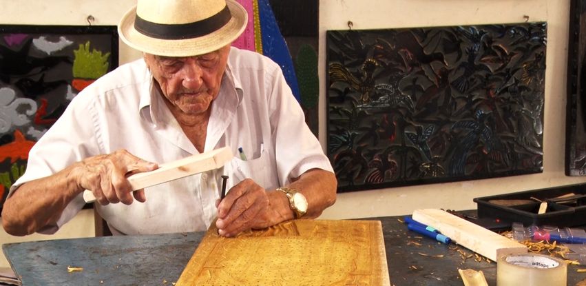 J Borges, o mestre a xilogravura, em seu ateliê em Bezerros