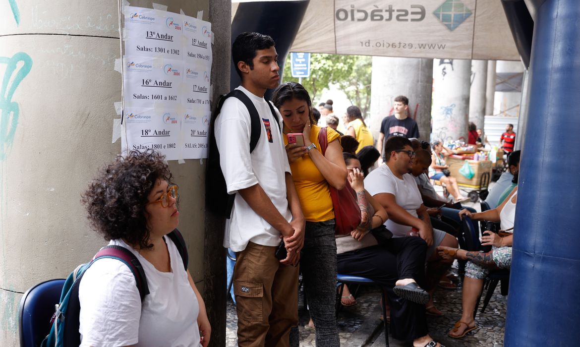 Rio de Janeiro (RJ), 03/11/2024 - Candidatos chegam para primeira etapa do Exame Nacional do Ensino Médio (Enem) de 2024, na Universidade Estácio de Sá, no centro da cidade. Foto: Tânia Rêgo/Agência Brasil