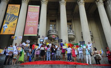 Participantes da 17ª edição do Encontro Nacional Vivendo protestam em frente à Assembléia Legislativa (Fernando Frazão/Agência Brasil)