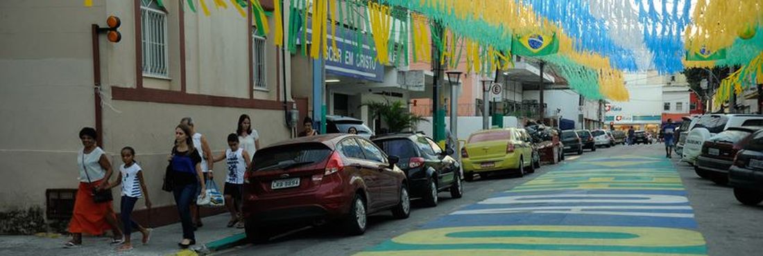 Cariocas mantêm a tradição de enfeitar as ruas da cidade para animar a torcida durante os jogos da seleção brasileira de futebol na Copa do Mundo.