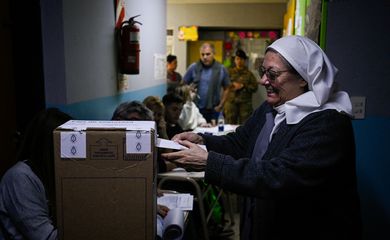 A nun casts her vote at a polling station during Argentina's runoff presidential election, in Tigre, on the outskirts of Buenos Aires, Argentina November 19, 2023. REUTERS/Mariana Nedelcu