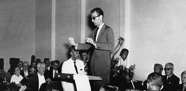Edino Krieger regendo a Orquestra Sinfônica Nacional (OSN)