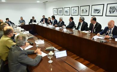 Ministros se reúnem no Palácio do Planalto para discutir ações de combate ao coronavírus.