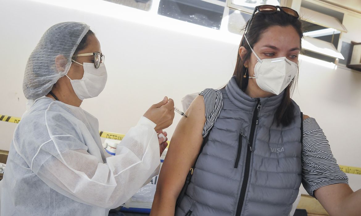 Mutirão de vacinação imuniza pessoas de 37 anos no DF.
