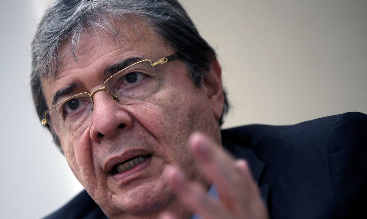Ministro da Defesa da Colômbia morre de pneumonia viral ligada à Covid-19.