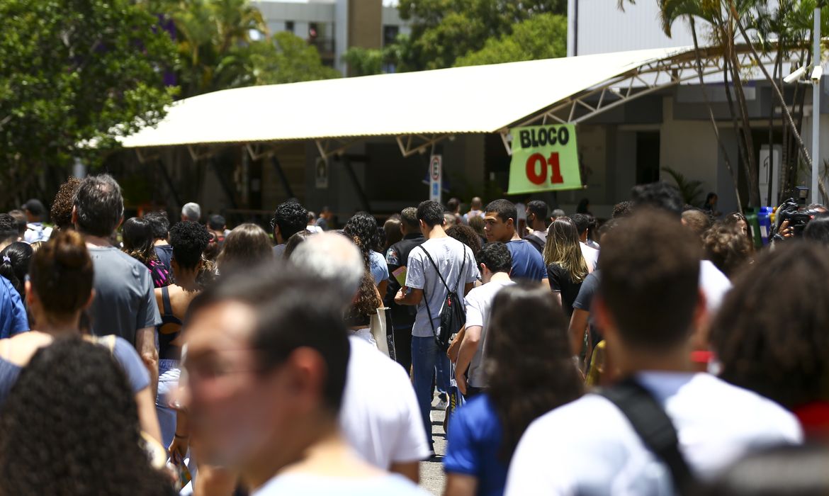 Candidatos comparecem a local de prova para a primeira etapa do Exame Nacional do Ensino Médio (Enem) 2022.