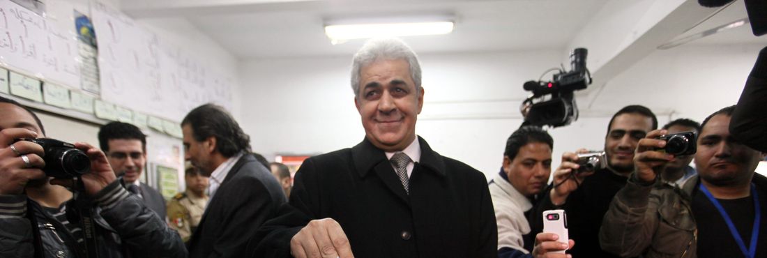 Candidato à presidência do Egito pela oposição nas eleições passadas, Hamdeen Sabahi deposita seu voto no segundo turno do referendo sobre a nova Constituição do país