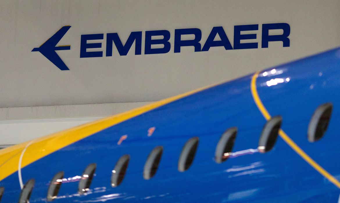 FILE PHOTO: The logo of Brazilian planemaker Embraer SA is seen at the company's headquarters in Sao Jose dos Campos