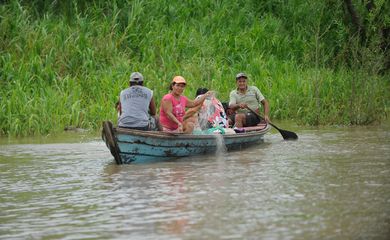 Pelos rios próximos à capital amazonense é comum encontrar pescadores nas portas das casas (Tomaz Silva/Agência Brasil)