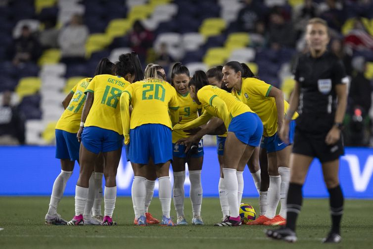 Seleção nacional de futebol feminino realiza último treino antes