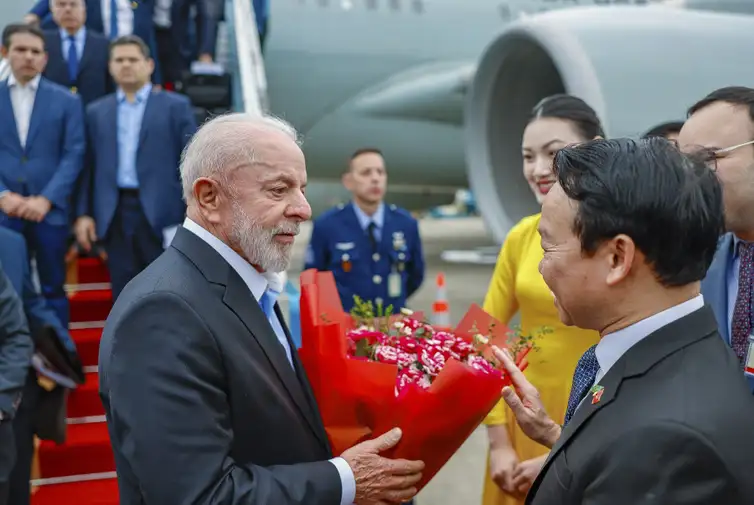 Presidente da República, Luiz Inácio Lula da Silva, durante chegada a Hanói.
Aeroporto Internacional de Noi Bai – Vietnã

Foto: Ricardo Stuckert / PR