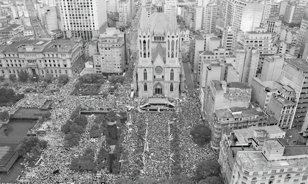 Grande comício realizado no dia 25 de janeiro de 1984, que reuniu mais de 300 mil pessoas na Praça da Sé, São Paulo. Foto: CNTRV/Divulgação