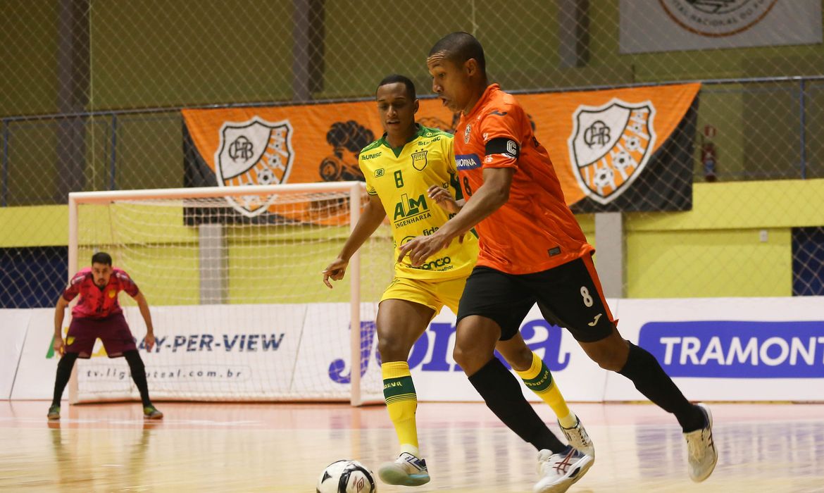 Carlos Brabos e Assoeva jogaram no Centreventos Cau Hansen, em Joinville (SC)