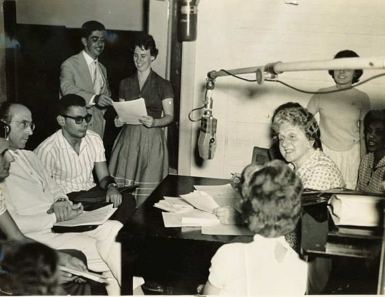 Professora Hilde Sinnek ministra o “Curso de Alemão”, do “Colégio do Ar”, programa precursor do rádio educativo
