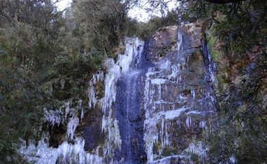 Em Urupema, Santa Catarina, o frio intenso intenso congelou a Cachoeira no Morro das Torres 