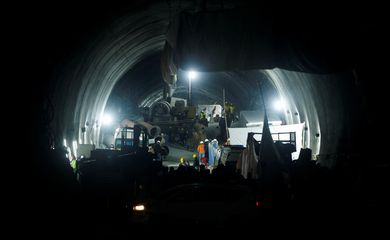 Equipes de resgate trabalham na retirada de operários presos em túnel que desabou em Uttarkashi, na Índia
28/11/2023 REUTERS/Francis Mascarenhas