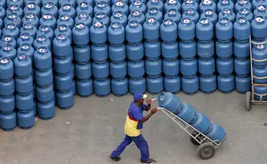 Trabalhador movimenta botijões de gás de cozinha em distribuidora em São Paulo (SP)
02/05/2006
Reuters/Caetano Barreira/Proibida reprodução
