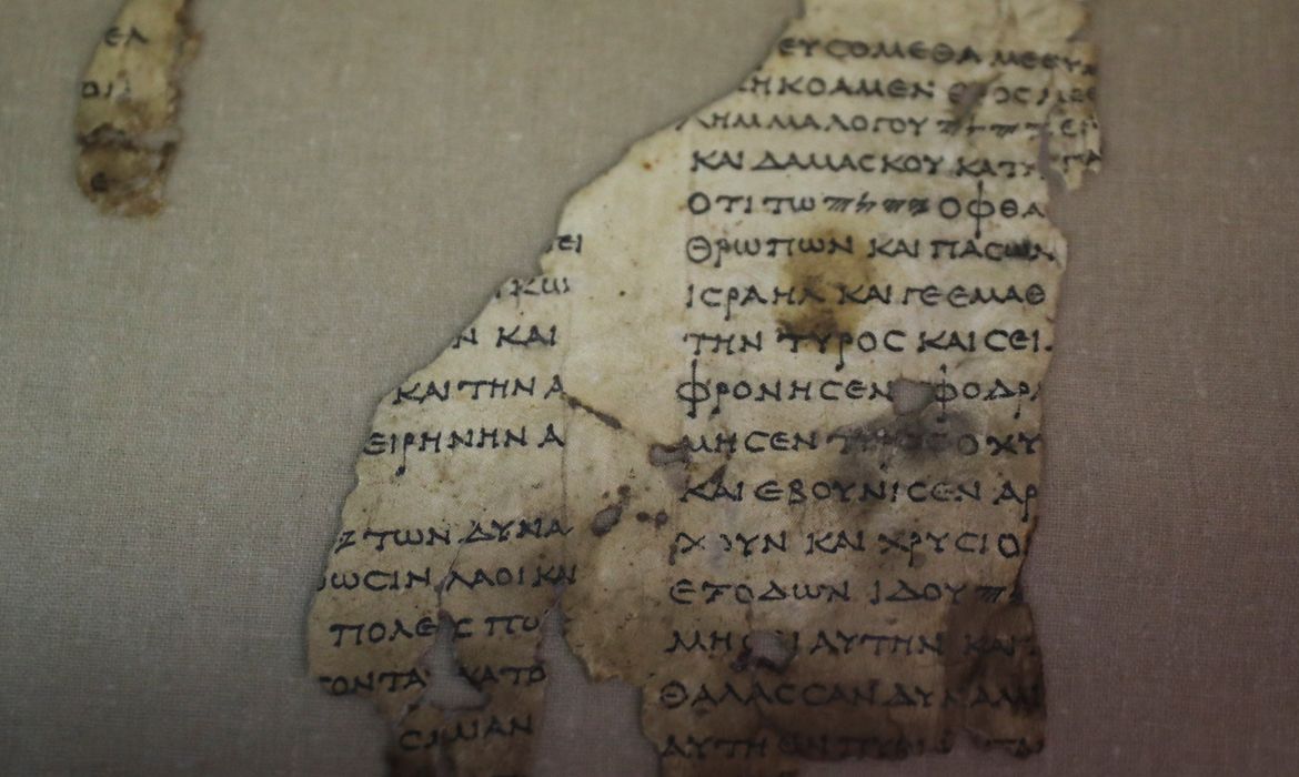 Reuters/Ammar Awad/Direitos reservados A recently-discovered scroll fragment of an ancient biblical text is seen at Israel Antiquities Authority laboratories in Jerusalem