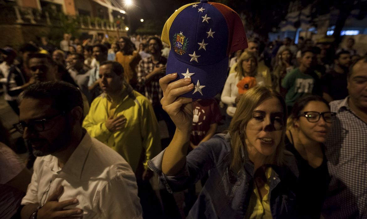 Pessoas saem às ruas em Caracas depois do anúncio da vitória da oposição nas eleições legislativas