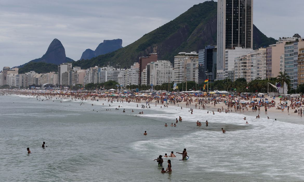 Rio de Janeiro - Público aproveita último dia do ano na praia de Copacabana antes do Réveillon (Tânia Rêgo/Agência Brasil)