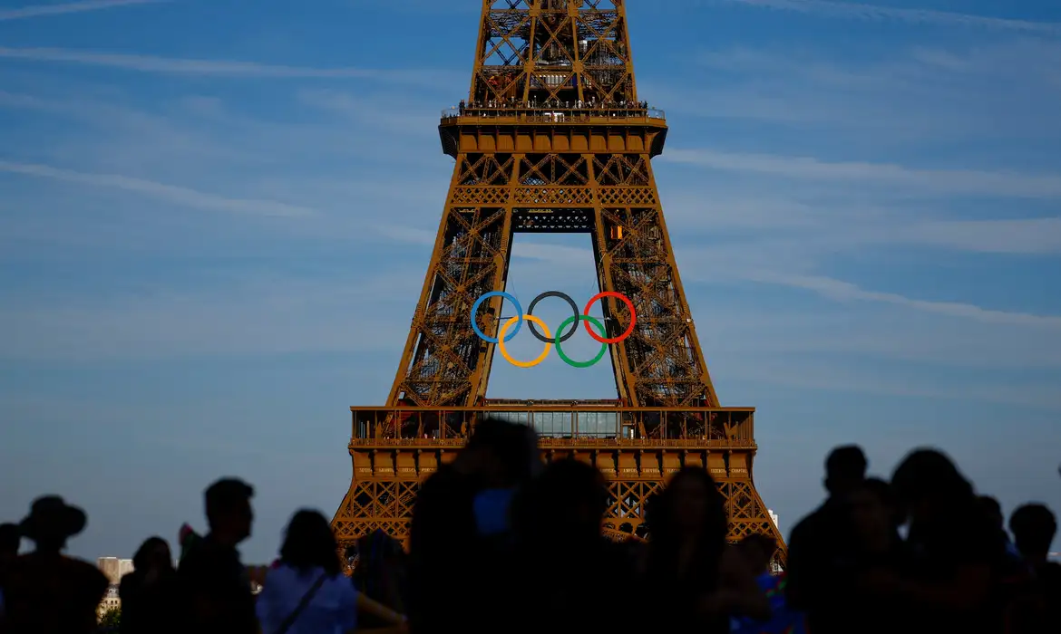 Tourists take pictures at Trocadero square in front of the Olympic rings displayed on the first floor of the Eiffel Tower ahead of the Paris 2024 Olympic games in Paris, France, June 7, 2024. REUTERS/Sarah Meyssonnier