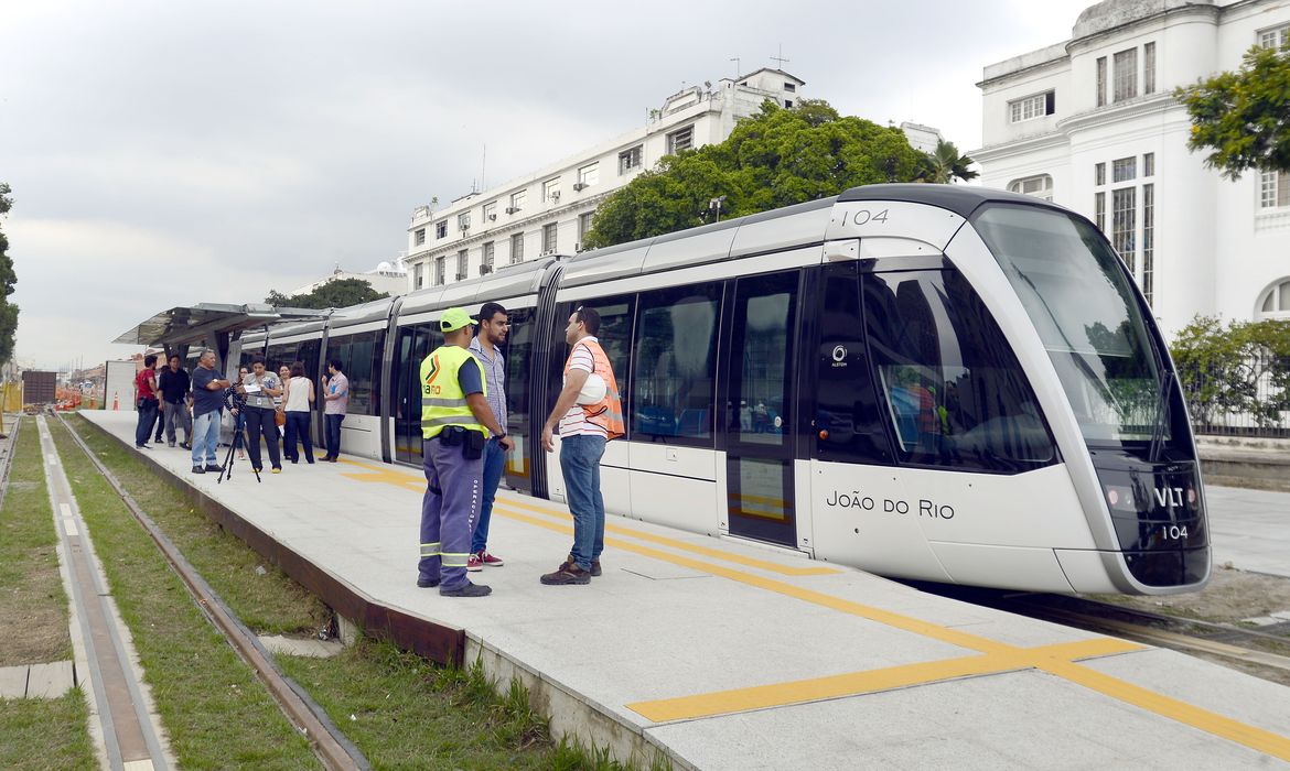 Rio de Janeiro - Trem do Veículo Leve sobre Trilhos (VLT) estacionado na Praça Mauá (Fernando Frazão/Agência Brasil)